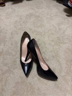 Stuart Weitzman Classic Black Pointed Leather Pumps